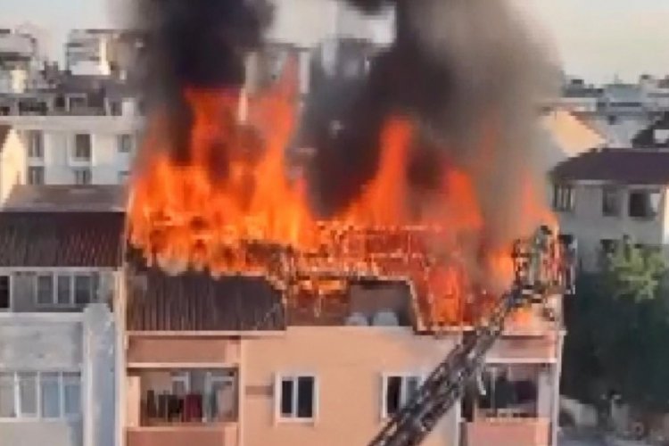 İstanbul'da binanın &ccedil;atısı alev alev yandı