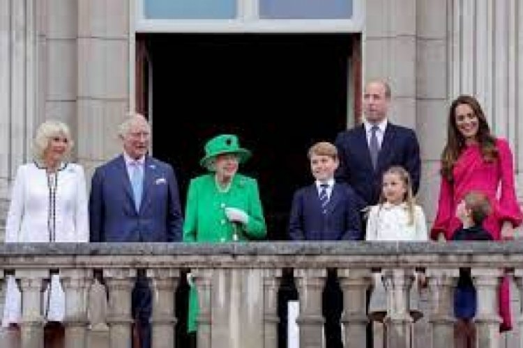 İngiltere Krali&ccedil;esi II. Elizabeth'in hologramı halkı selamladı