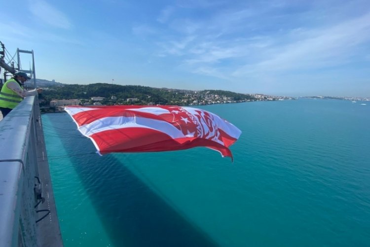 Sivasspor'un bayrağı 15 Temmuz Şehitler K&ouml;pr&uuml;s&uuml;'ne asıldı