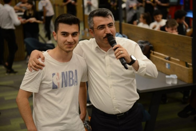 Bursa'da Başkan Yılmaz'dan gen&ccedil;lere gitarlı sınav morali