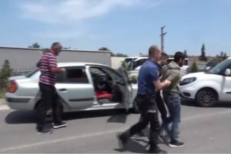 Samsun'da akrabasının aracına t&uuml;fekle ateş etti