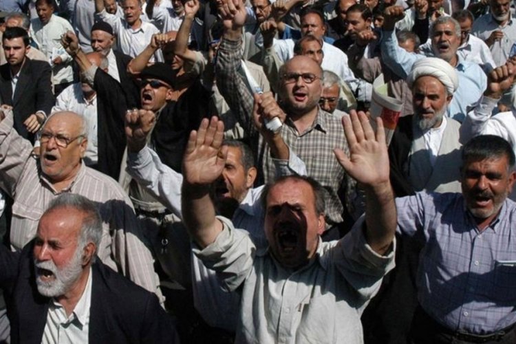 İran'da emekliler sokağa d&ouml;k&uuml;ld&uuml;