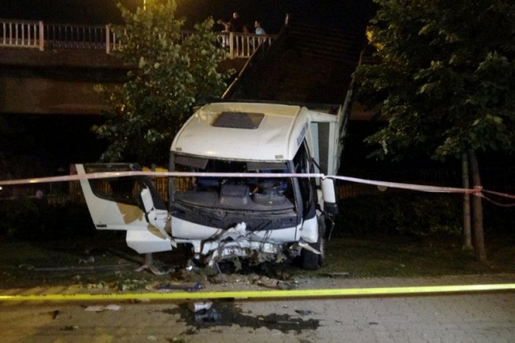 İzmir'de annenin &ouml;ld&uuml;ğ&uuml;, oğlunun yaralandığı kazada kamyon şof&ouml;r&uuml; tutuklandı