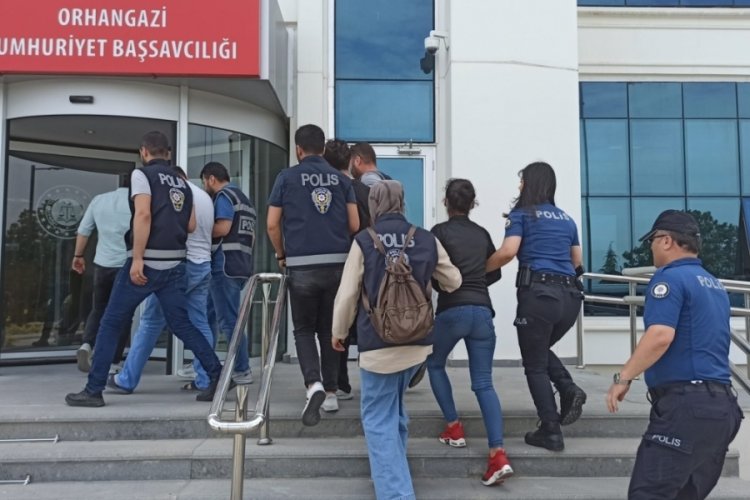 Bursa'da zehir tacirleri polisten ka&ccedil;amadı: 8 g&ouml;zaltı