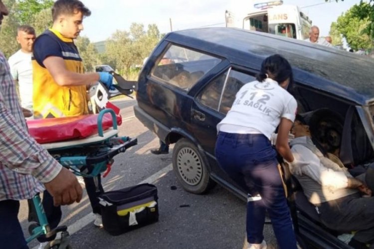 Bursa'da iki ara&ccedil; kafa kafaya &ccedil;arpıştı: &Ouml;l&uuml; ve yaralılar var!