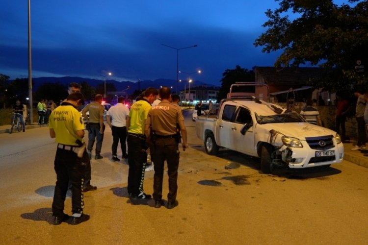 Ref&uuml;je &ccedil;arpan otomobil ters d&ouml;nd&uuml;