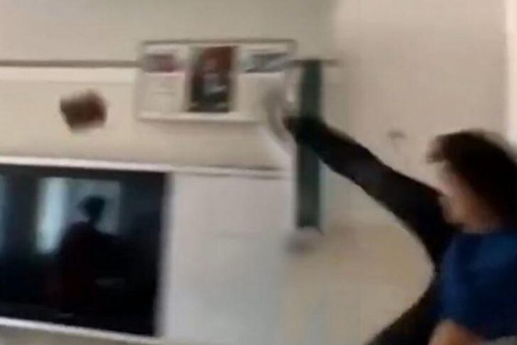 Antalya'da bir lise &ouml;ğrencisi Kur'an-ı Kerim'e tekme attı