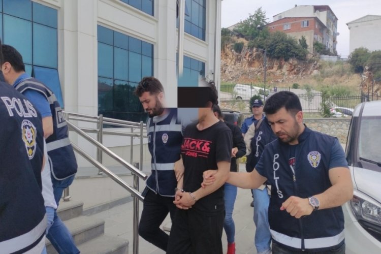 Bursa'da uyuşturucu tacirlerine darbe! 2 kişi cezaevine g&ouml;nderildi