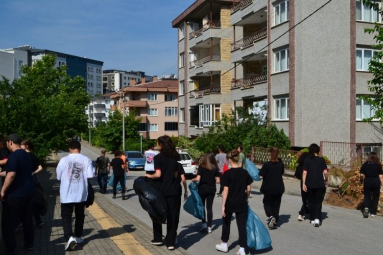 Bursa'da &ouml;ğrenciler muhtarla buluştu, sokak sokak temizlik yaptı