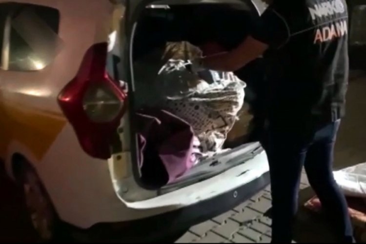 Adana'da takside yorgan ve kilimlerin arasında uyuşturucu &ccedil;ıktı