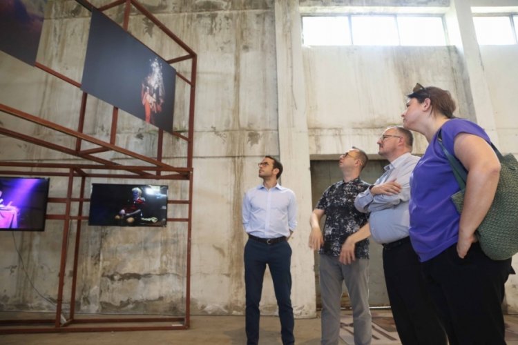 Bursa'da "Yukarı Bak" sergileri ilgiyle izleniyor