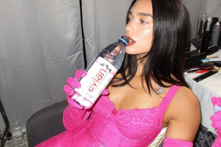 Kız arkadaşı Dua Lipa'nın &uuml;zerine atladı