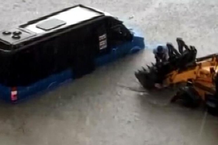 Ankara'da sağanak yağış! Minib&uuml;stekiler iş makinesiyle kurtarıldı