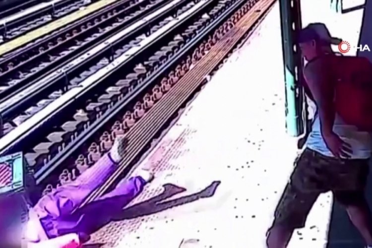 Metro istasyonunda dehşet anları! &Ouml;n&uuml;ndeki kadını...