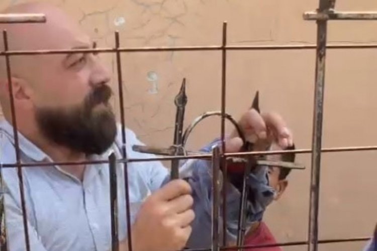 Sivas'ta eline demir saplanan iş&ccedil;iyi itfaiye ekipleri kurtardı