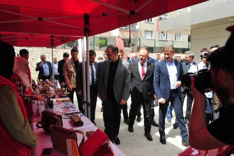 Bakan Kasapoğlu: &Ouml;ğrencilerimiz spor ekipmanlarına kavuştu&nbsp;