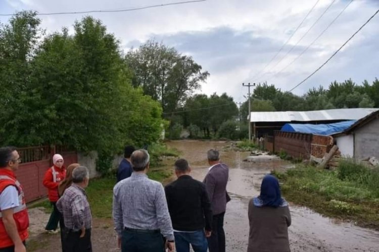 Taşkın ev ve ahırları su altında bıraktı