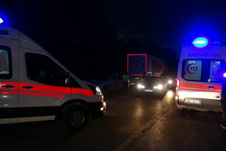Kontrolden &ccedil;ıkan otomobil ağaca &ccedil;arptı: &Ccedil;ok sayıda yaralı var