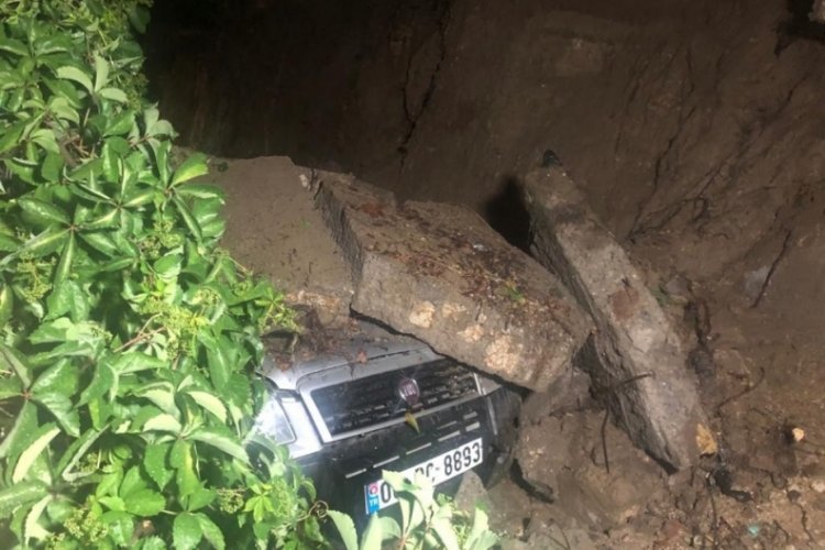 Başkentte istinat duvarı &ccedil;&ouml;kt&uuml;, 5 otomobil zarar g&ouml;rd&uuml;