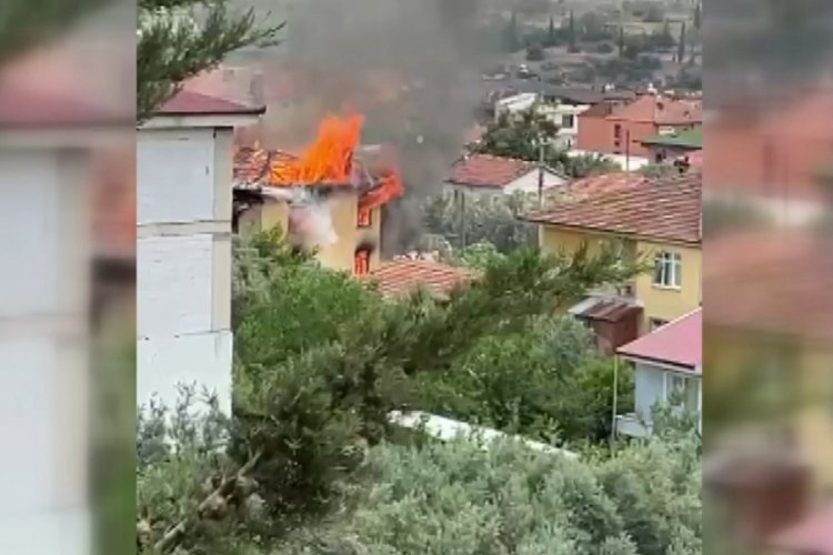 Bursa'da 3 katlı bina alevlere teslim oldu