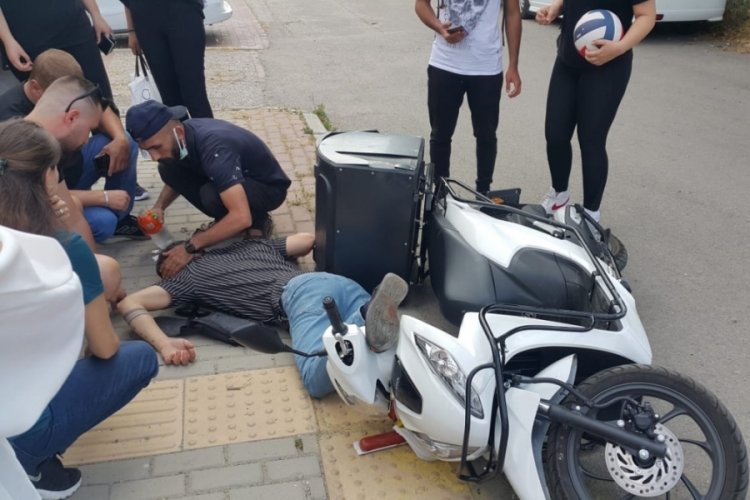 Bursa'da yaralı kuryeye ilk m&uuml;dahale vatandaşlardan geldi