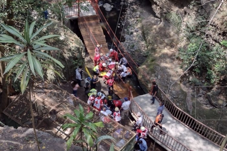 Meksika'da a&ccedil;ılışı yapılan k&ouml;pr&uuml; koptu: 25 kişi yaralandı