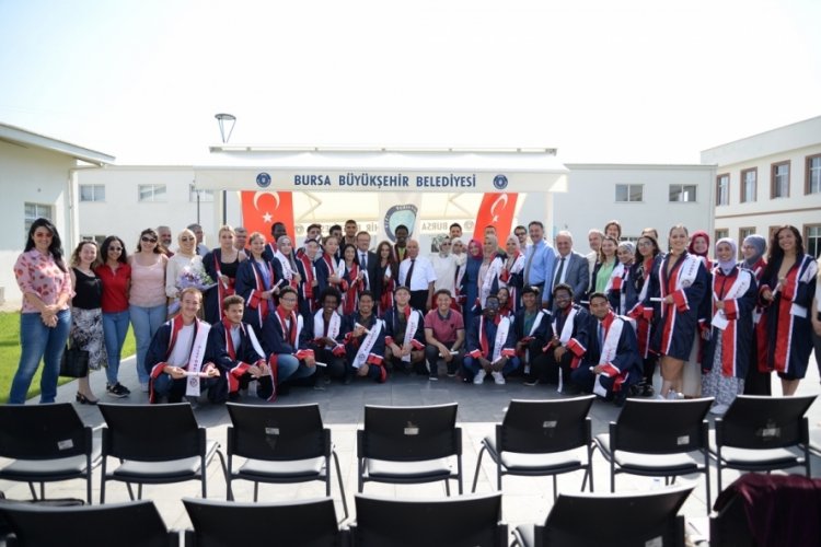 Bursa'da misafir &ouml;ğrenciler mezuniyet t&ouml;reninde T&uuml;rk&ccedil;elerini konuşturdu