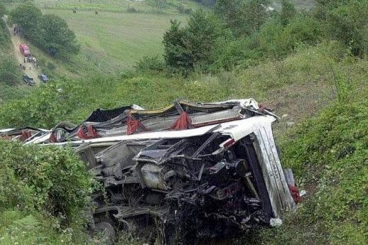 Pakistan'da otob&uuml;s vadiye d&uuml;şt&uuml;: 18 kişi &ouml;l&uuml;