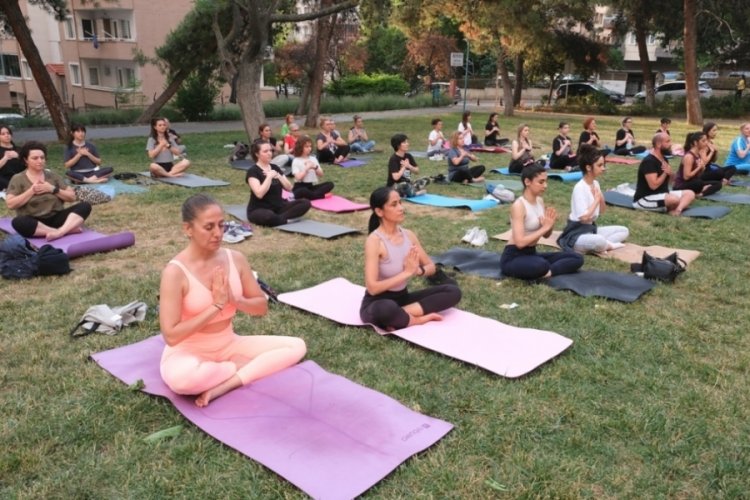 Bursa Nil&uuml;fer'de &uuml;cretsiz yoga eğitimleri başladı