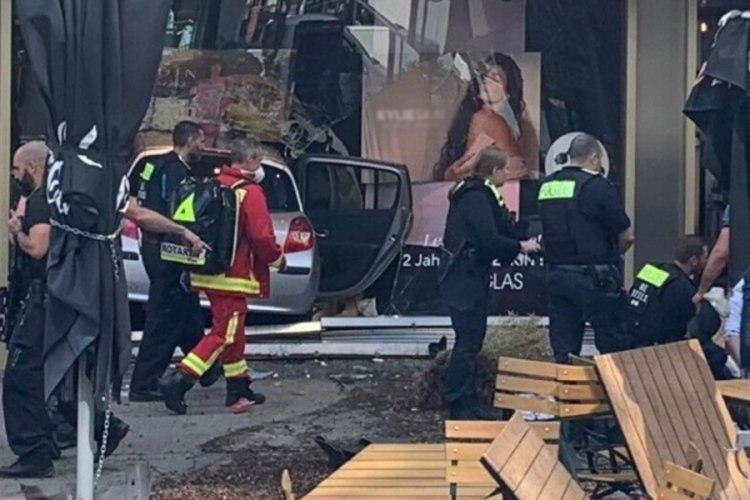 Almanya'nın başkenti Berlin'de bir ara&ccedil; kalabalığa daldı: 30 yaralı