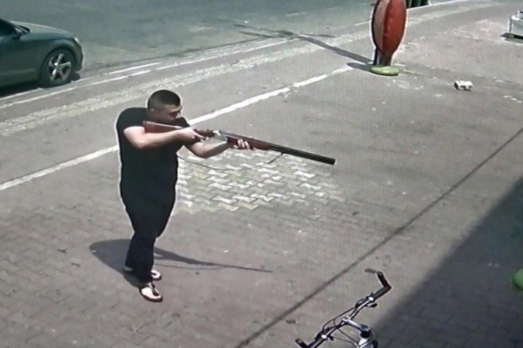 Antalya'da ekmeği ucuza satan fırıncının iş yerine t&uuml;fekle saldırı