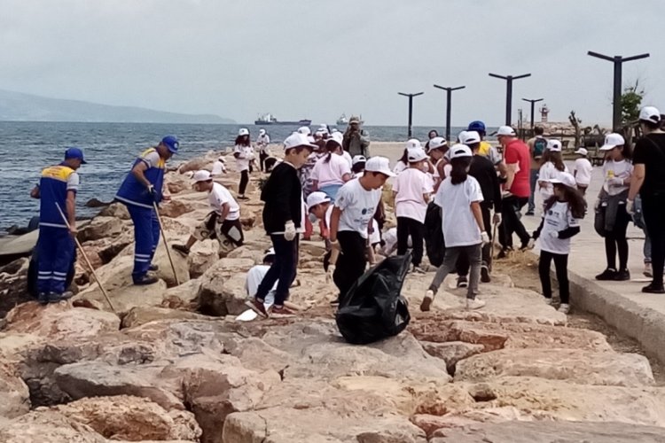 Balıkesir'de denizden bir ton &ccedil;&ouml;p toplandı