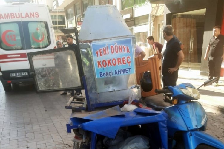 Manisa'da otomobilin motosikletine &ccedil;arptığı seyyar kokore&ccedil;&ccedil;i &ouml;ld&uuml;&nbsp;