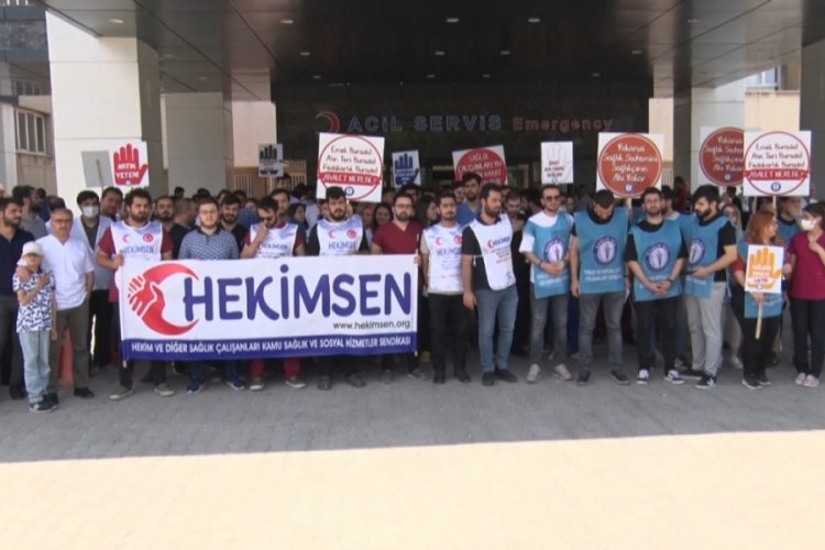Elazığ'da sağlık &ccedil;alışanlarından 'doktora darp' tepkisi
