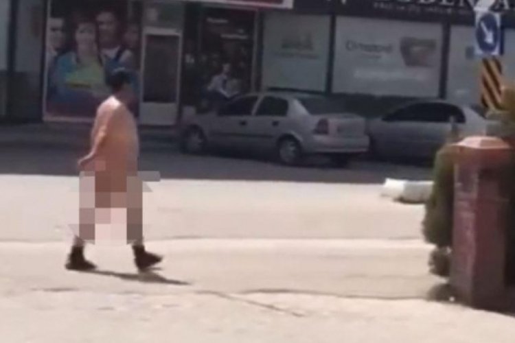 Kahramanmaraş'ta bir kişi sokakta &ccedil;ıplak gezerken g&ouml;r&uuml;nt&uuml;lendi
