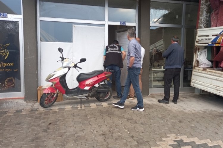 İş yeri sahibini vurmak i&ccedil;in saldıran kardeşler başkasını vurdu