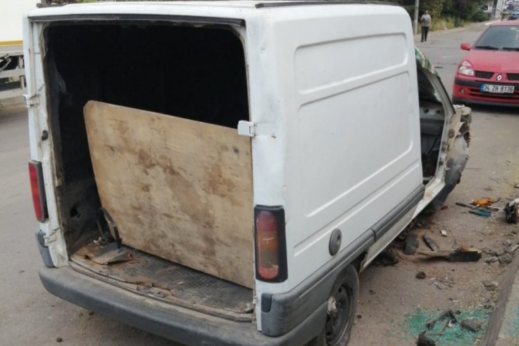 Bursa'da &ccedil;alıntı aracı par&ccedil;alarken polise yakalandılar