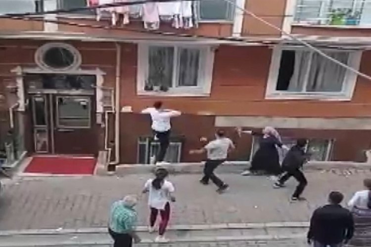 İstanbul'da kavga ettikleri kişinin evini taşladılar