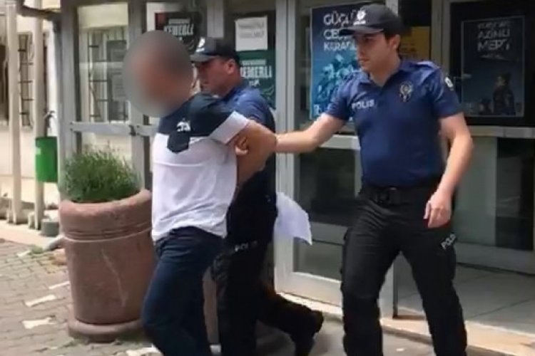 Bursa'da aracın i&ccedil;inden kredi kartı &ccedil;alan hırsız yakalandı