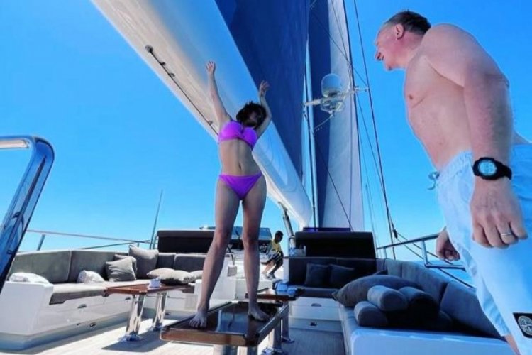Salma Hayek'ten mor bikinisiyle eşine &ouml;zel dans