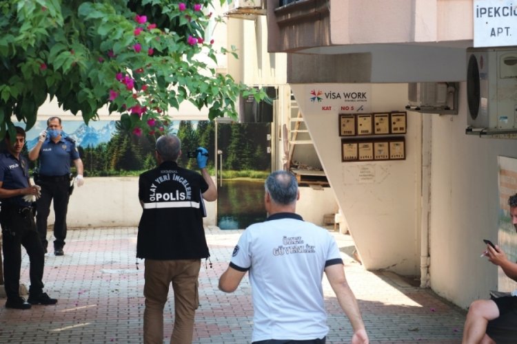 Antalya'da hasta ziyaretine gittiği binada merdivenden d&uuml;ş&uuml;p &ouml;ld&uuml;
