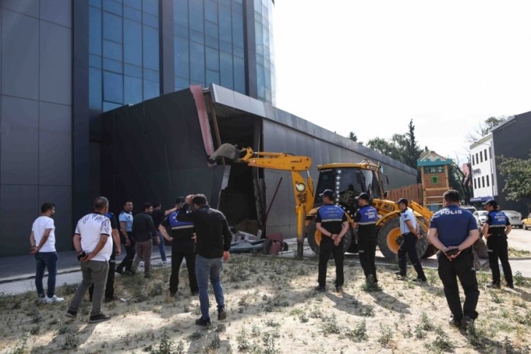 Bursa'da ka&ccedil;ak b&ouml;l&uuml;mler yıkıldı