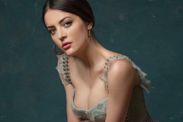 İrem Sak 11 yaş k&uuml;&ccedil;&uuml;k seviglisiyle tatile &ccedil;ıktı