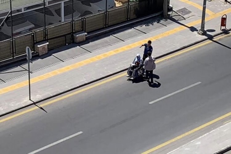 Tekerlekli sandalyeyle gitmekte zorlanan kadına polis yardımı