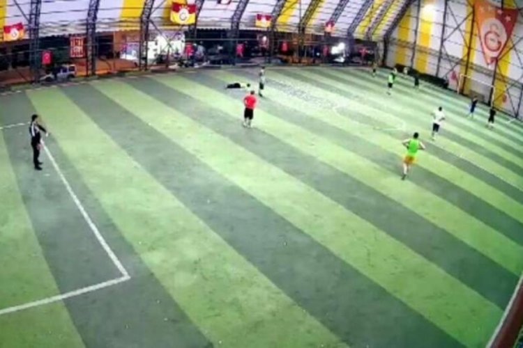 Halı saha ma&ccedil;ında bir anda yere yığılan gen&ccedil;ten acı haber