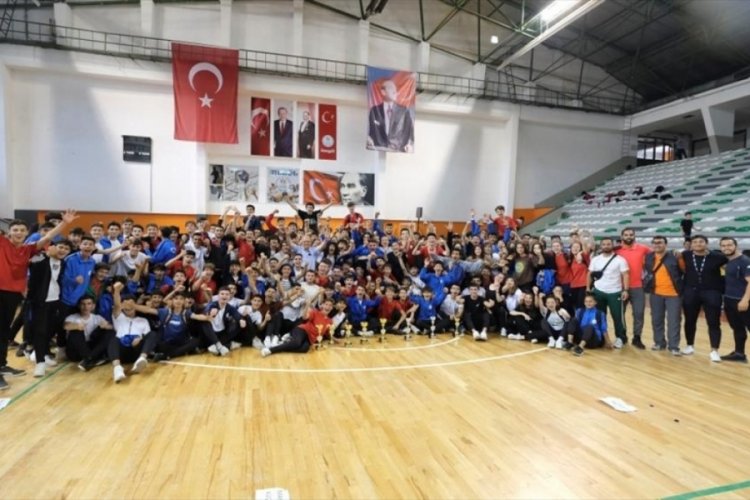 Bursa İneg&ouml;l'de Kurtuluş Kupasında &ouml;d&uuml;ller sahiplerini buldu