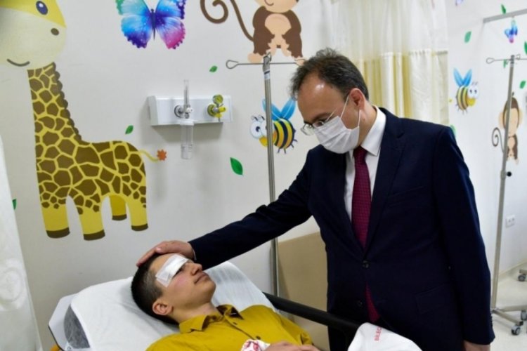 Bursa yolundaki feci kaza sonrası Vali Kızılkaya, 12 yaralıyı ziyaret etti