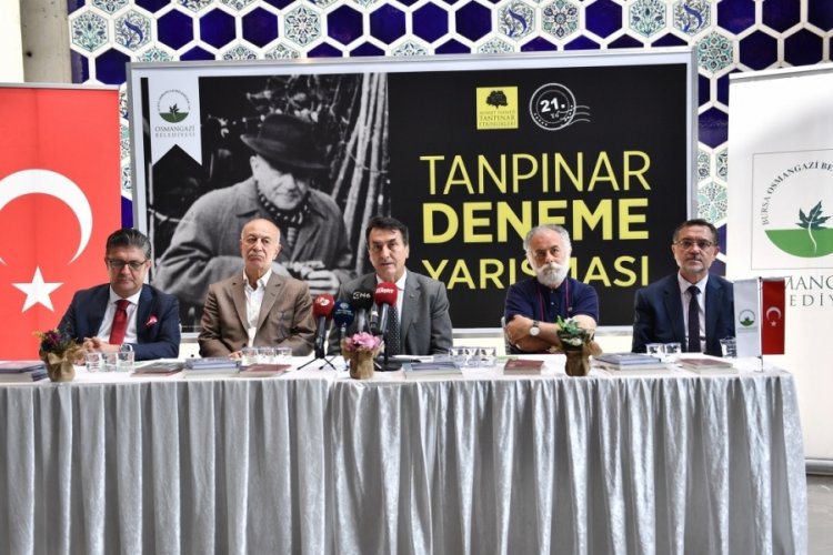 Bursa'da Osmangazi Belediyesi'nce d&uuml;zenlenen Tanpınar Edebiyat Yarışması sonu&ccedil;landı