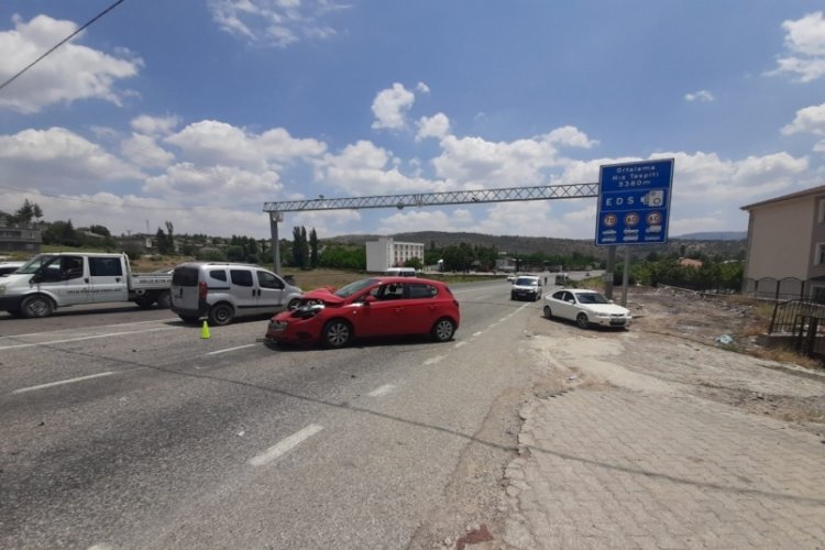 Adıyaman'da minib&uuml;sle otomobil &ccedil;arpıştı: 3 yaralı