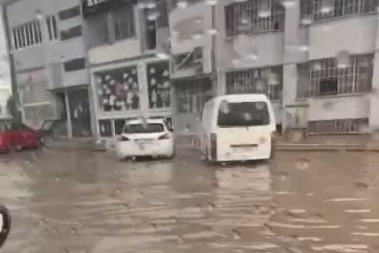 Bursa'da kuvvetli yağış sonrası ara&ccedil;lar yolda kaldı